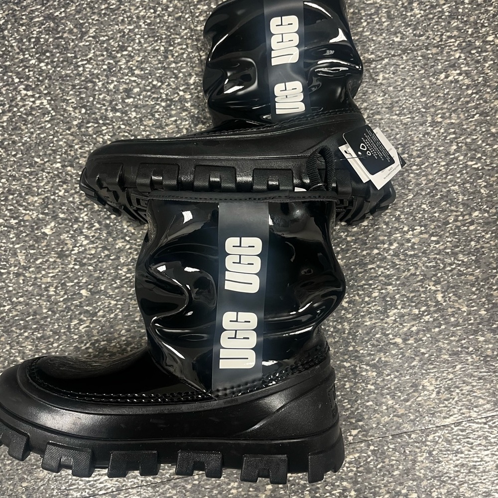 NWT girls UGG boots size 1